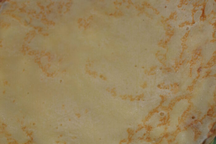 Уложите блины друг на друга