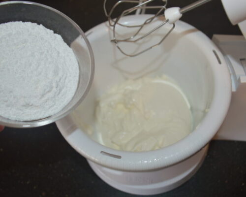 добавьте сахарную пудру в сливки