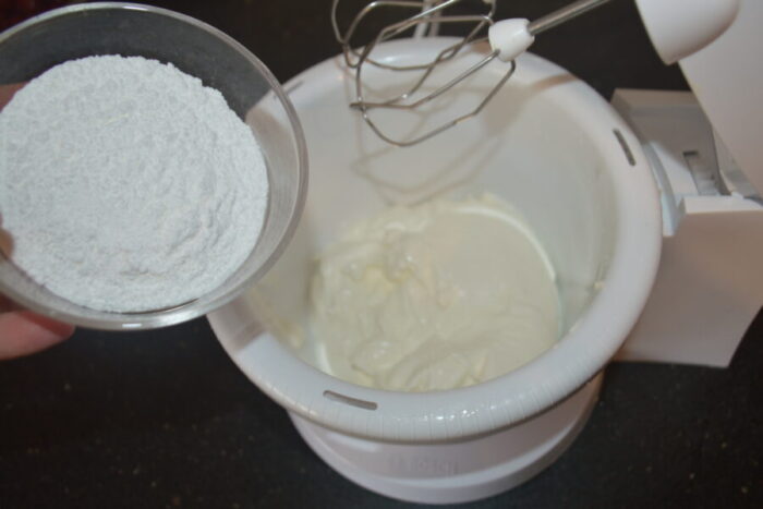 добавьте сахарную пудру в сливки