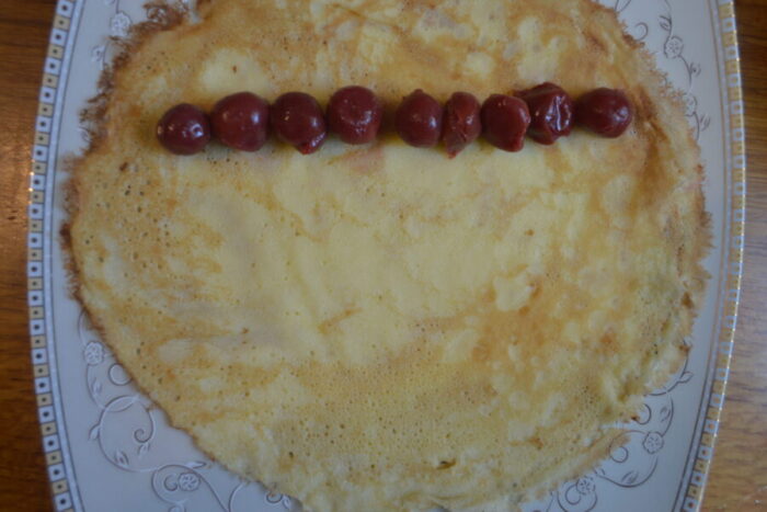 выложите вишни в линию