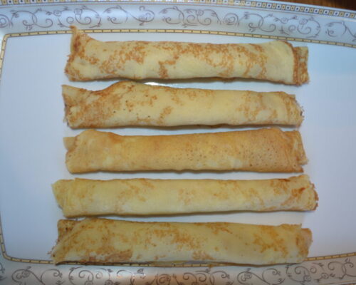 Положите 5 блинчиков на тарелку