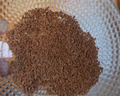 Натрите шоколад