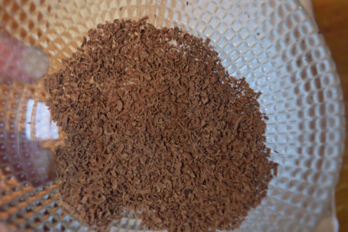 Натрите шоколад