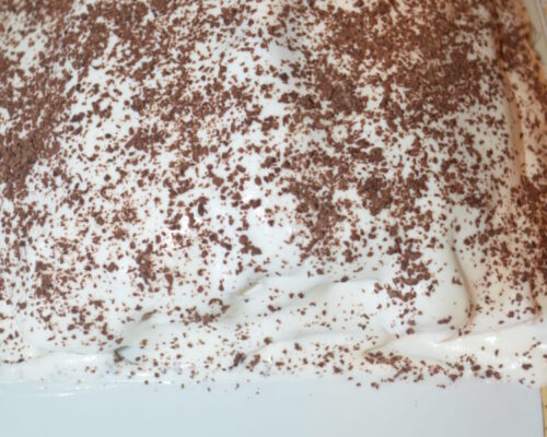 Поставьте торт в холодильник