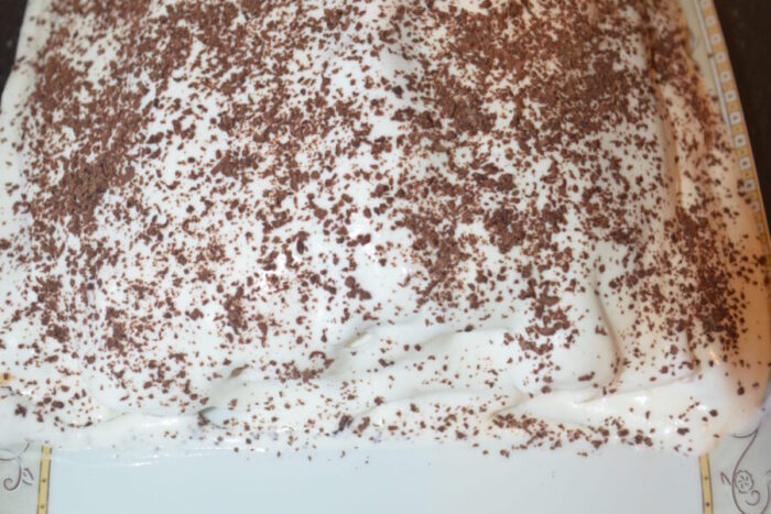 Поставьте торт в холодильник