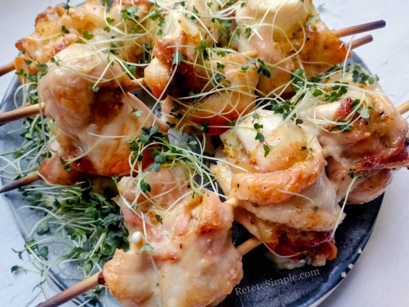 Frigarui de pui cu bacon