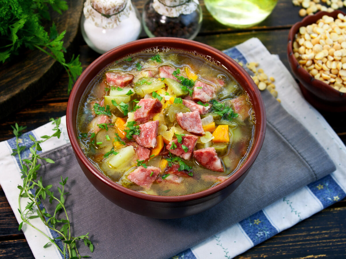 Гороховый суп с колбасой и маринованными огурцами фото