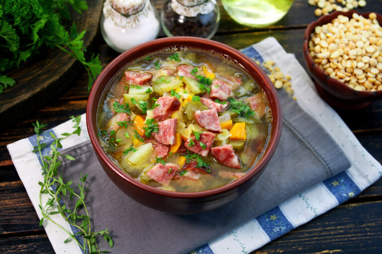 Гороховый суп с колбасой и маринованными огурцами