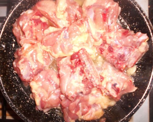 Выложить на горячую сковороду