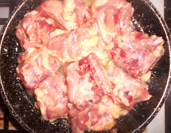 Выложить на горячую сковороду