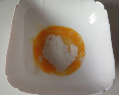 Beat the egg and add the sweetener