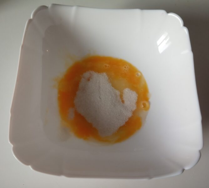 Beat the egg and add the sweetener