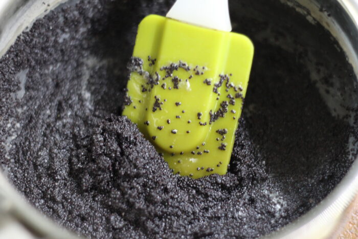 prepare the poppy seed filling