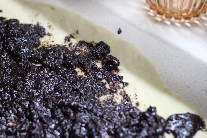 Spread the cooled poppy seed filling