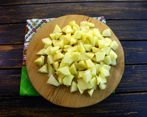 Картофель (очищенный) измельчают