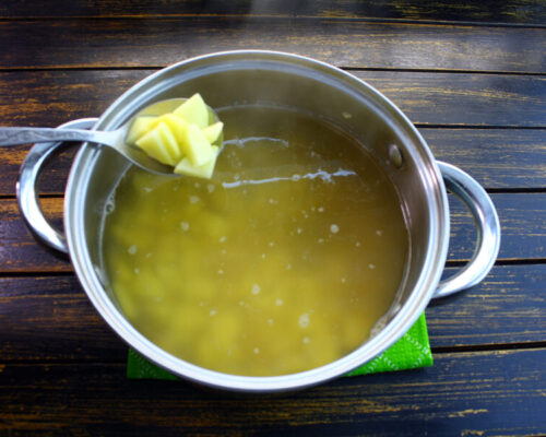 Картофель добавляют в кастрюлю