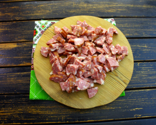 Измельчают колбасу