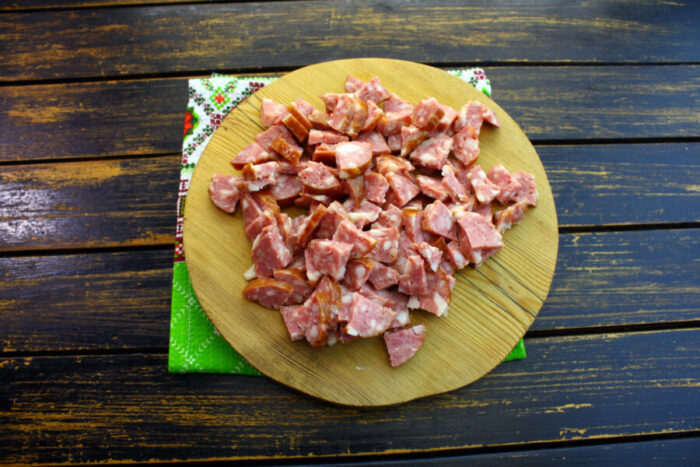 Измельчают колбасу