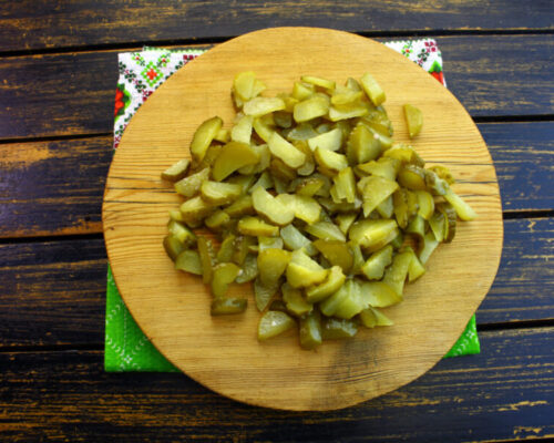 Огурцы измельчают