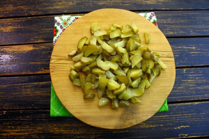 Огурцы измельчают