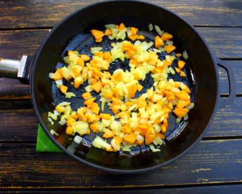 Масло разогревают в сковороде