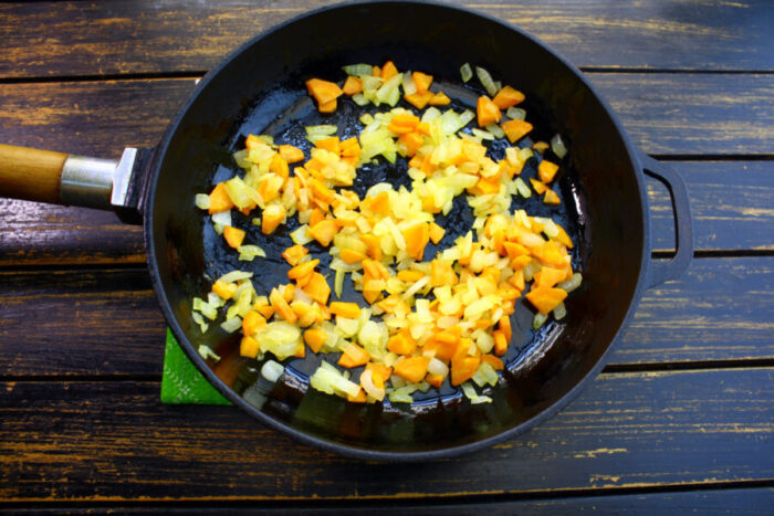 Масло разогревают в сковороде