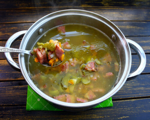 Добавляют зажарку в суп