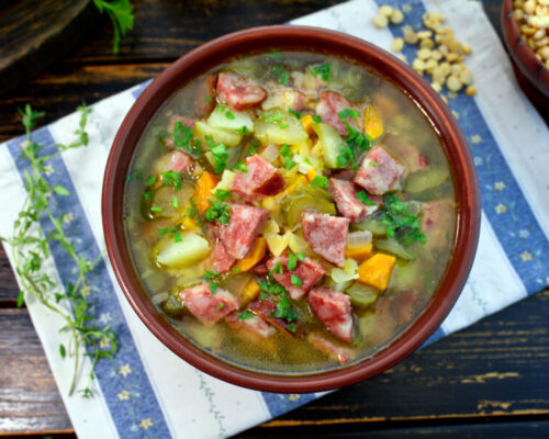 Разлитый по порциям суп посыпают петрушкой