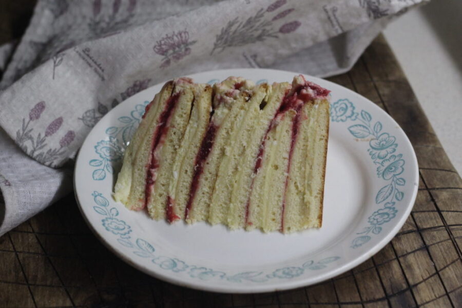 Торт Молочная девочка с клубникой в разрезе