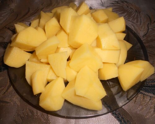 Картофель очистить и нарезать