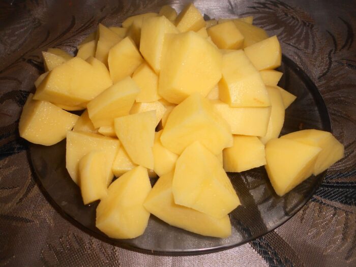 Картофель очистить и нарезать