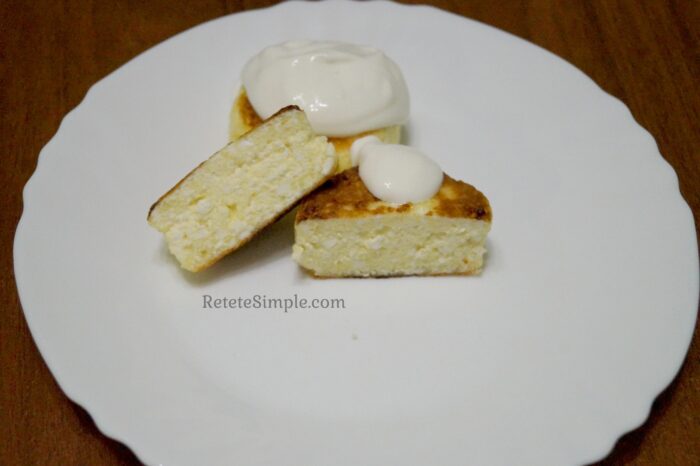 The aromatic and delicious syrniki for breakfast are ready