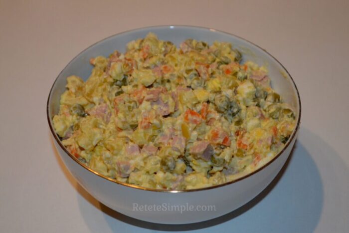 Поставьте салат в холодильник