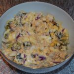 Salata de pui cu oua si castraveti murati