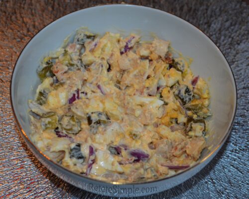 Salata de pui cu oua si castraveti murati poza