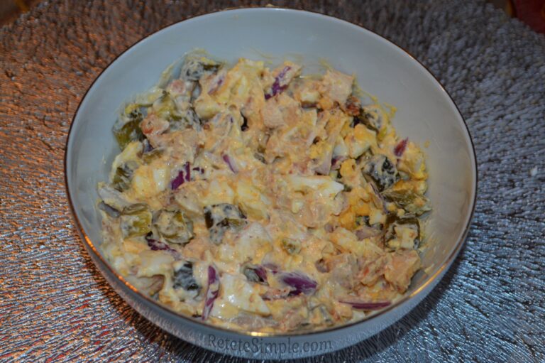 Salata de pui cu oua si castraveti murati