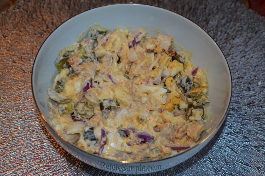 Salata de pui cu oua si castraveti murati