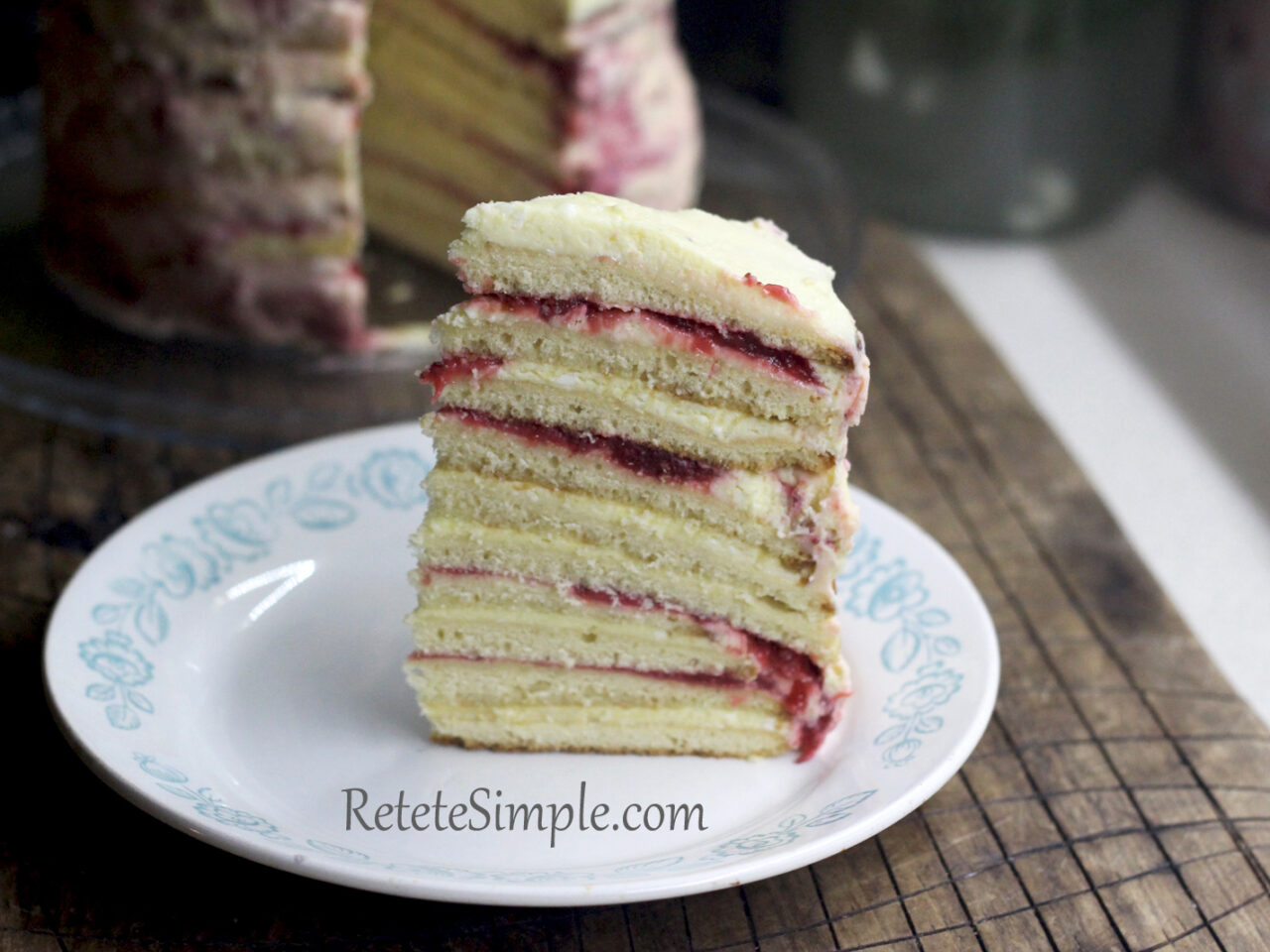 Торт Молочная девочка с клубникой фото