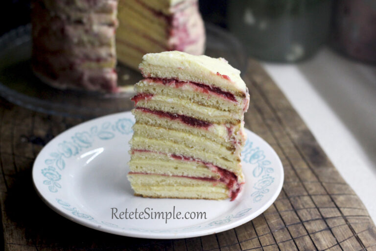 Торт Молочная девочка с клубникой