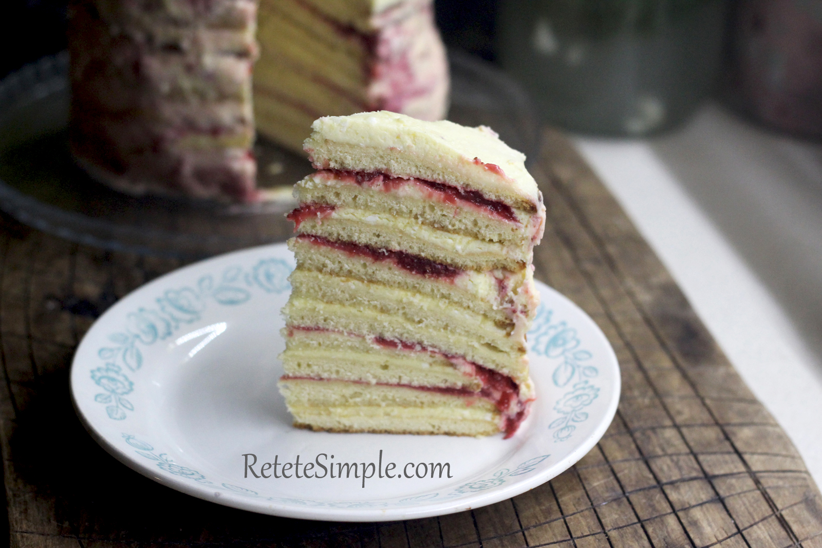 Торт Молочная девочка с клубникой фото