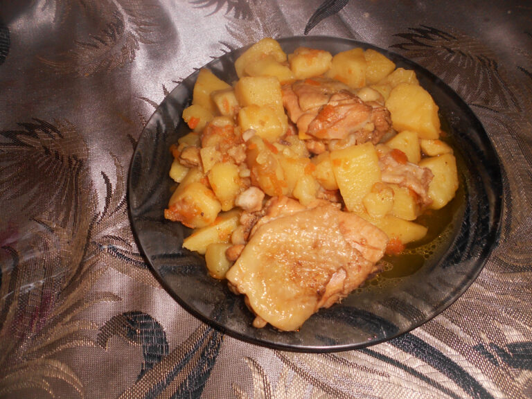 Жаркое из курицы с картошкой