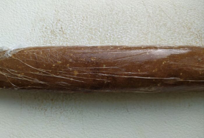 formati salamul pe folie alimentara