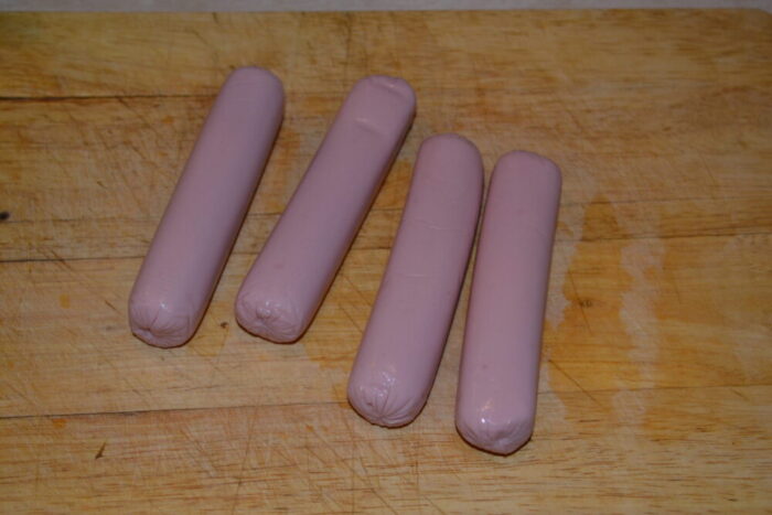 Далее берем сосиски