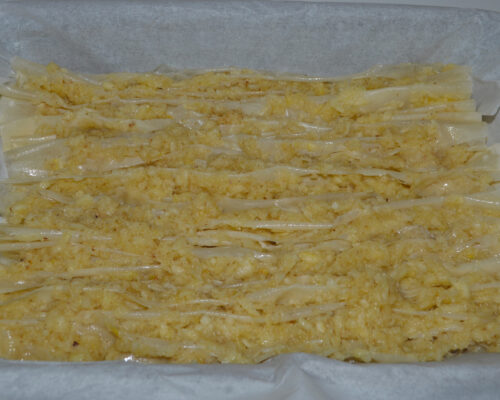 Place the 4 sheets of apple pie in a baking tray