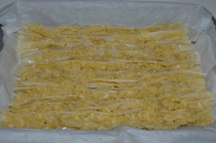 Place the 4 sheets of apple pie in a baking tray