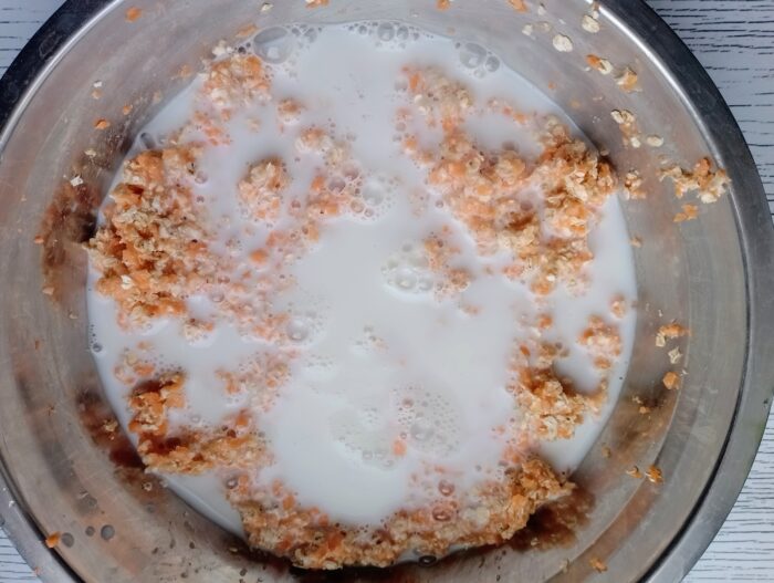 Turnati laptele cald peste toate ingredientele