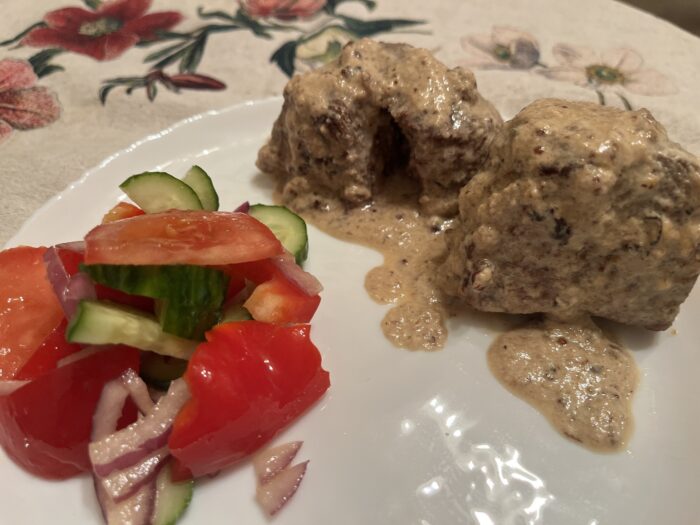 carne frageda in interior cu salata