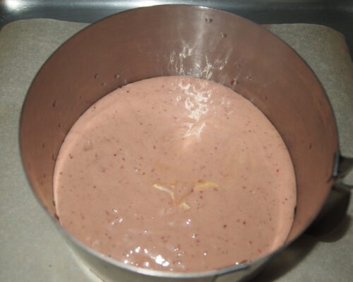 Turnati aluatul intr-o forma