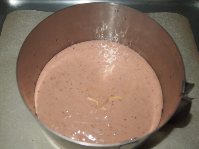 Turnati aluatul intr-o forma