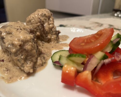 Serviti medalioanele pe un strat de piure de cartofi